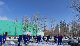 扫雪除冰保出行 齐心协力护安全